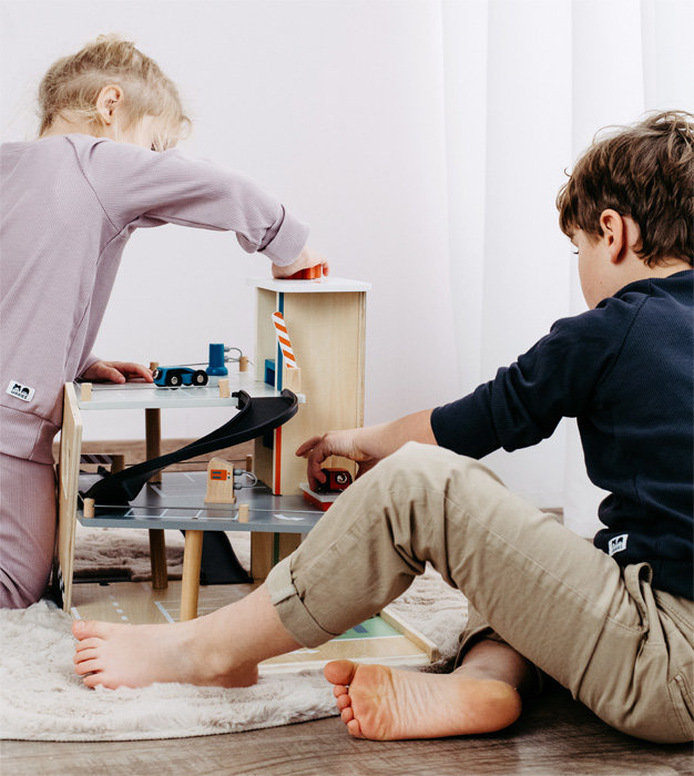 Drewniany parking garaż dla autek kilka poziomów Na rajdzie 12357 Small Foot