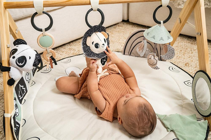 Mata edukacyjna z drewnianym stojakiem Tiny Love TL1208306830 Gimnastyka dla niemowląt czarno-biała Décor