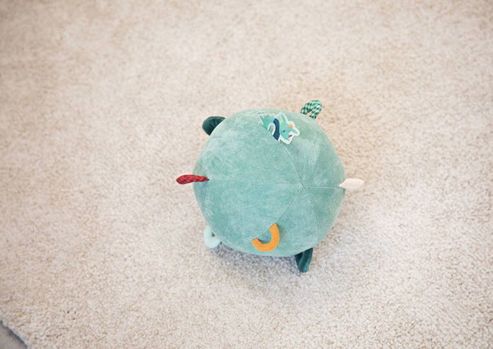 Piłka sensoryczna z pozytywką wielofunkcyjna miękka pluszowa Smok Joe 83397 Lilliputiens