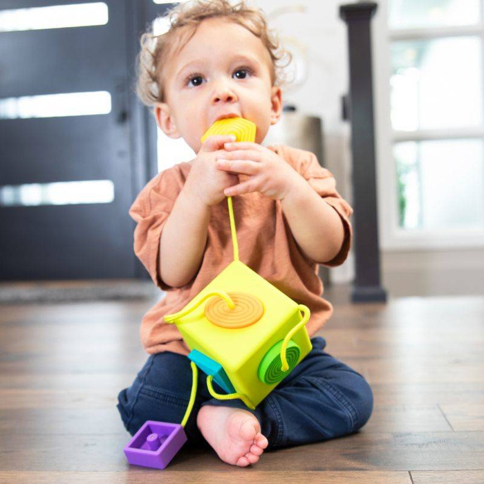 Dopasowywanie kształtów Kostka Sorter OombeeCube FA120-1 Fat Brain Toys, zabawki motoryczne