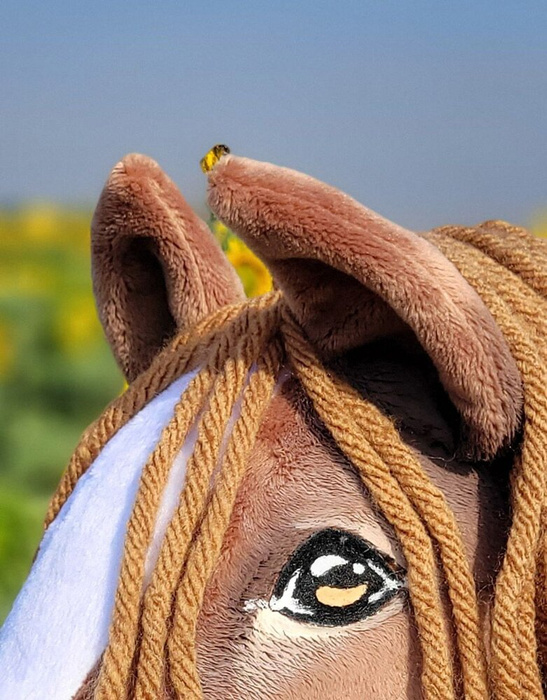 Super Hobby Horse Koń na kiju Western z długą miękką grzywą ręcznie wykonany gniady konik Premium