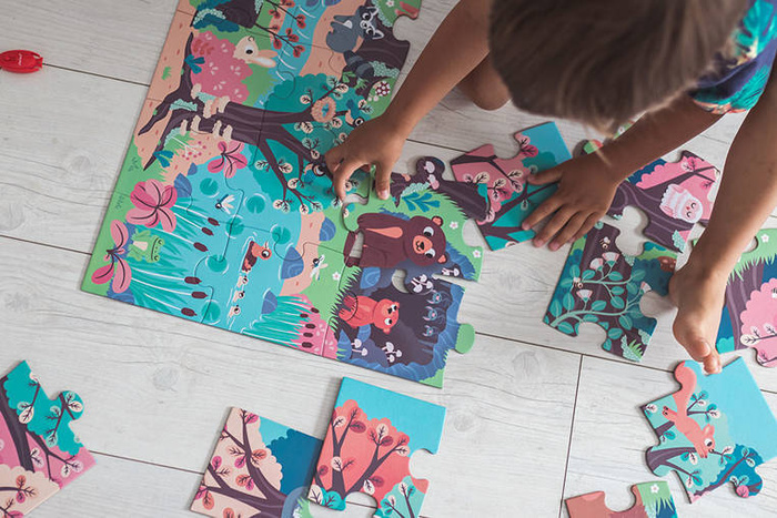 Świecące puzzle z mini-lampką UV Las 24 elementy 3+ Janod J02653