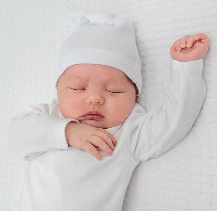 Czapeczka krasnala 0-3 Biała LL3462-Lullalove, wyprawka dla niemowlaka