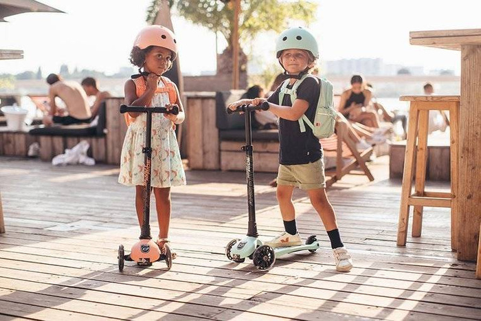 Zestaw SCOOTANDRIDE Kask + Highwaykick 3 LED hulajnoga składana ze świecącymi kółkami 3+ Peach