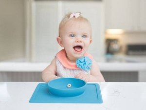 Silikonowa miseczka z podkładką 2w1 Mini Bowl niebieska EUMBB003-EZPZ, naczynia dla dzieci