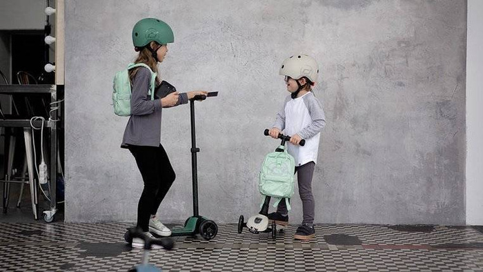 Zestaw SCOOTANDRIDE Kask + Highwaykick 5 LED Hulajnoga trójkołowa balansowa ze świecącymi kółkami 5+ Forest