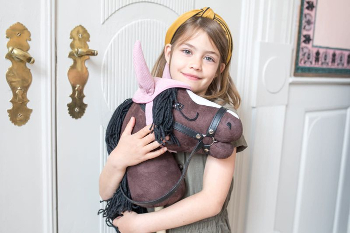 Zestaw dla Hobby Horse Koń na kiju brązowy z otwartą buzią i przeszkoda zamek Astrup