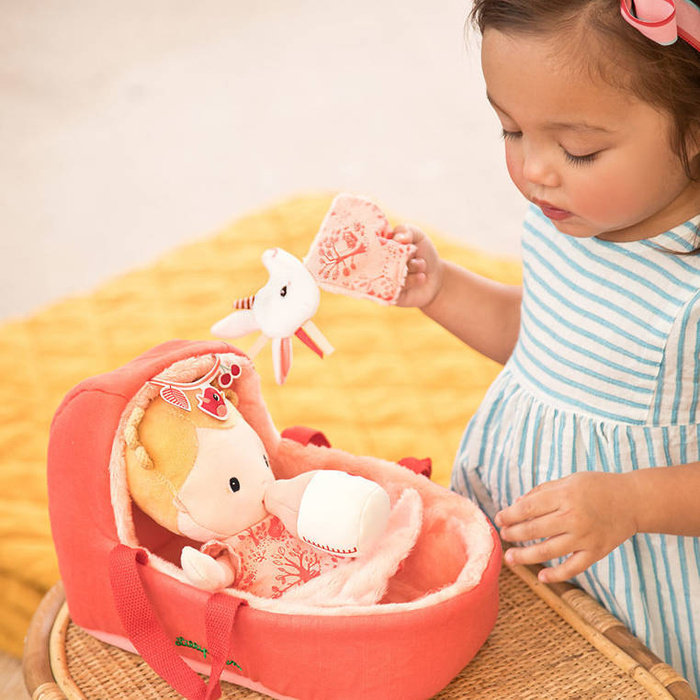 Lalka aktywizująca dzidziuś w gondoli z komforterem i butelką mleka Lena 83375 Lilliputiens