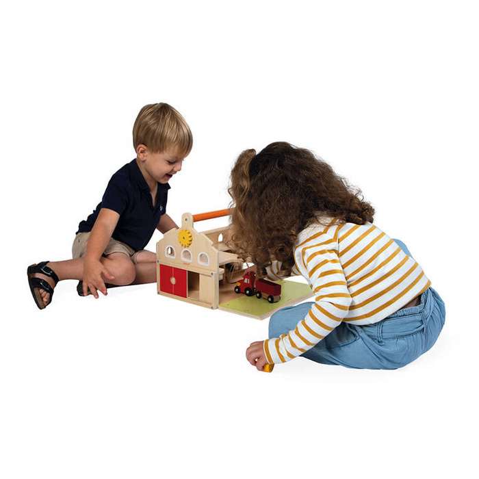 Drewniana farma z otwieranym dachem i figurkami Janod J03318 zabawki edukacyjne