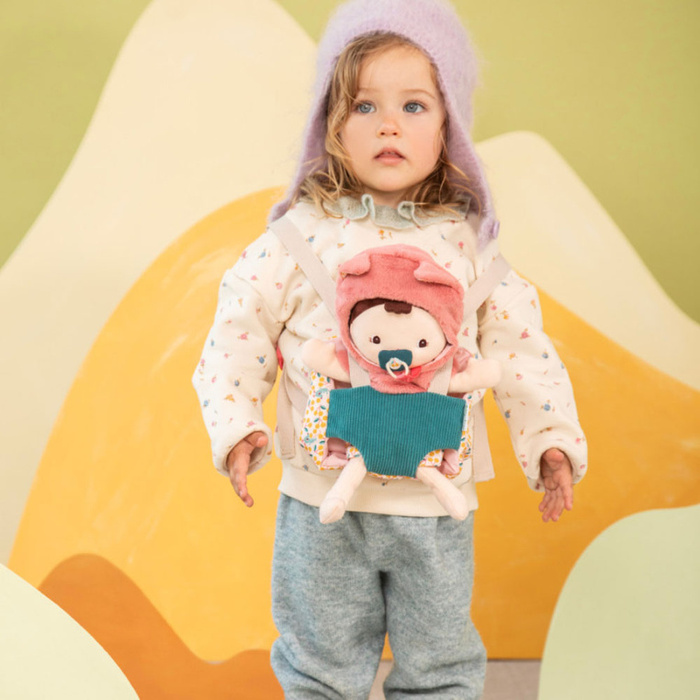 Lalka Dzidziuś Jeanne w nosidełku z akcesoriami Lilliputiens 83634