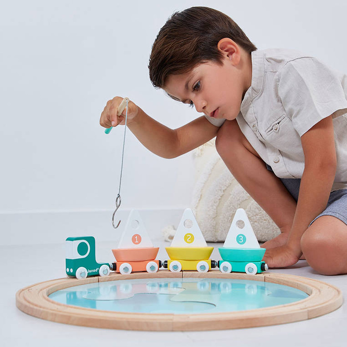 Kolejka dla dzieci pociąg drewniany z torami łódkami i makietą jeziora Bolid Janod J04629