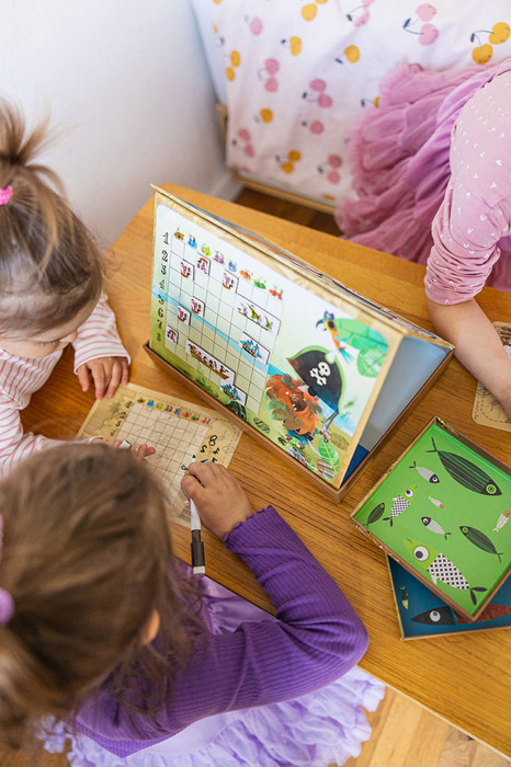 Gra w okręty „Piraci”, JND02835-Janod, gry dla dzieci, zabawki z tektury