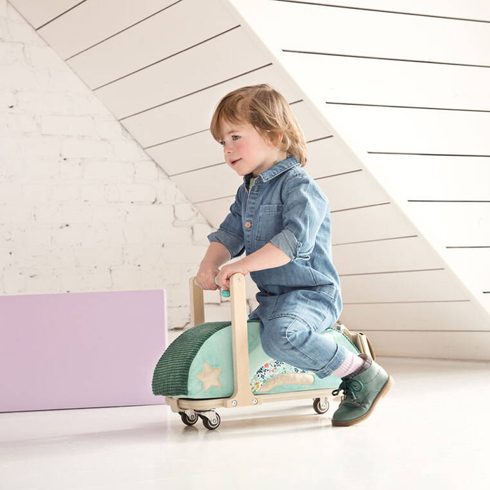 Drewniany jeździk 2 w 1 z miękkim siedziskiem i torebką Smok Joe 12 m+ 83466 LILLIPUTIENS