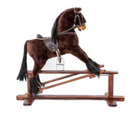 Duży, brązowy koń na ramie