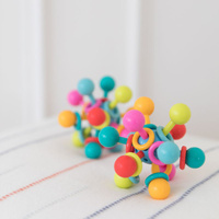 Gryzak Tęczowy atom 214200-Manhattan Toy, zabawka dla niemowlaka