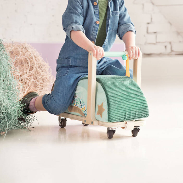 Drewniany jeździk 2 w 1 z miękkim siedziskiem i torebką Smok Joe 12 m+ 83466 LILLIPUTIENS