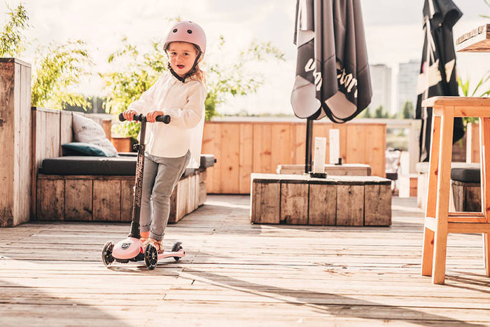 Zestaw SCOOTANDRIDE Kask + Highwaykick 3 LED hulajnoga składana ze świecącymi kółkami 3+ Rose