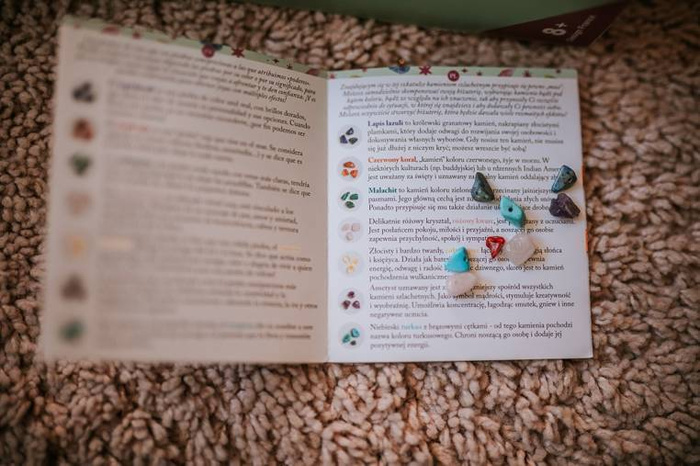 Zestaw kreatywny do tworzenia biżuterii z kamieniami przynoszącymi szczęście Janod J07938