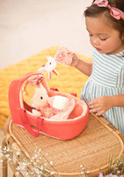 Lalka aktywizująca dzidziuś w gondoli z komforterem i butelką mleka Lena 83375 Lilliputiens