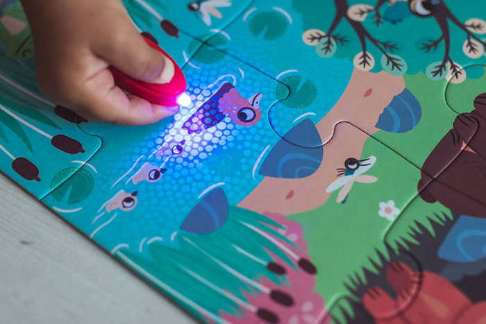 Świecące puzzle z mini-lampką UV Las 24 elementy 3+ Janod J02653