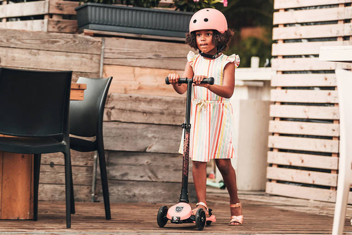 Zestaw SCOOTANDRIDE Kask + Highwaykick 3 LED hulajnoga składana ze świecącymi kółkami 3+ Peach