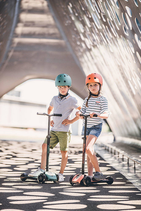 Zestaw SCOOTANDRIDE Kask + Highwaykick 5 LED Hulajnoga trójkołowa balansowa ze świecącymi kółkami 5+ Peach