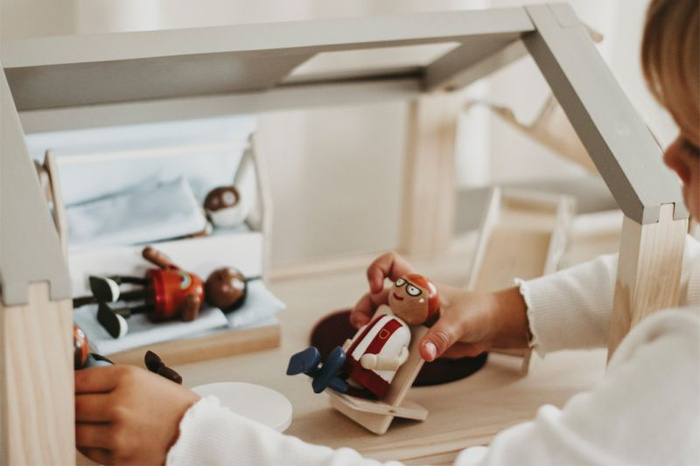 Duży drewniany domek dla lalek w stylu skandynawskim z 3 piętrami i tarasem z mebelkami Natura Small Foot 12541 Domki dla lalek