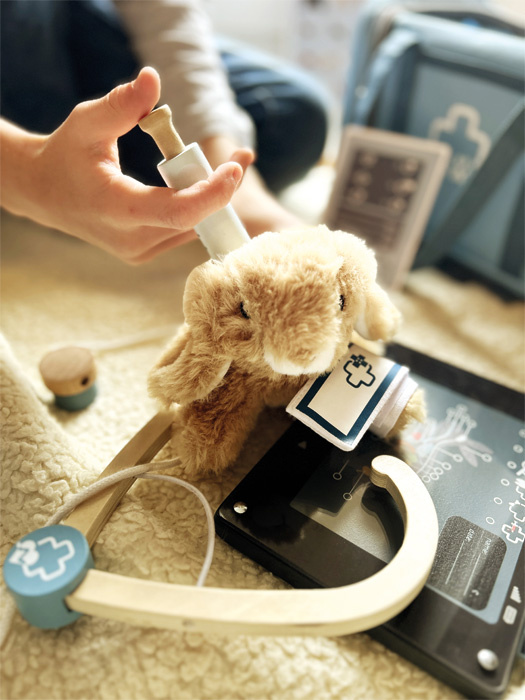 Torba weterynarza z królikiem i akcesoriami Small Foot 12737 pol_pl_Pluszowy-krolik-z-torba-weterynarza-i-akcesoriami-Small-Foot-65731_4