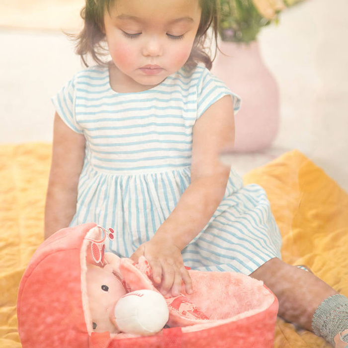 Lalka aktywizująca dzidziuś w gondoli z komforterem i butelką mleka Lena 83375 Lilliputiens