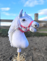 Super Hobby Horse Koń na kiju z długą miękką grzywą ręcznie wykonany biały konik Premium