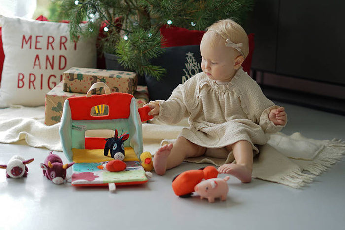 Rozkładany domek manipulacyjny Farma z 6 zwierzątkami rolnikiem i traktorem 86791 LILLIPUTIENS