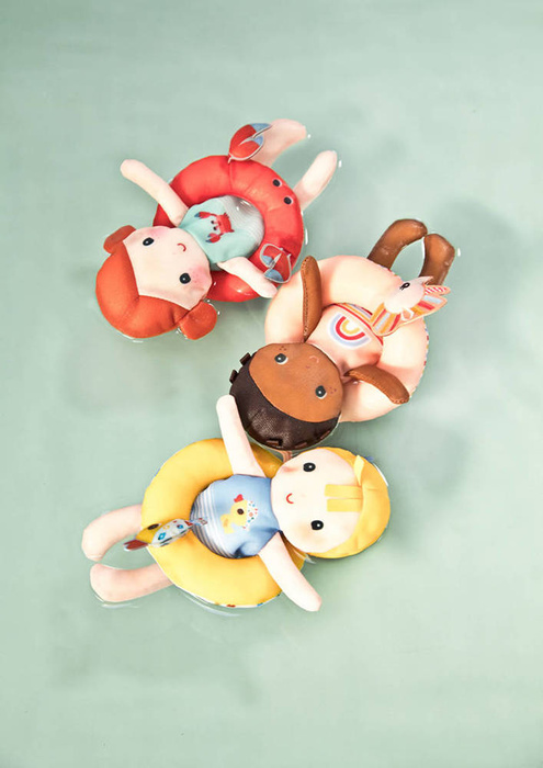 Laleczka do kąpieli z kółkiem w komplecie zabawki do wody Lena 83424 Lilliputiens