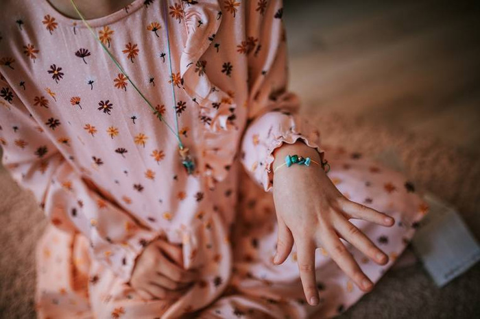 Zestaw kreatywny do tworzenia biżuterii z kamieniami przynoszącymi szczęście Janod J07938