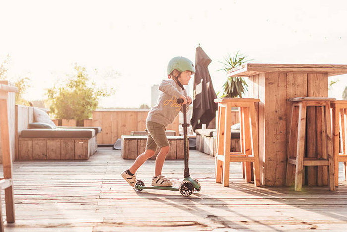 Zestaw SCOOTANDRIDE Kask + Highwaykick 3 LED hulajnoga składana ze świecącymi kółkami 3+ Forest