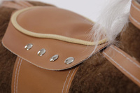 Duży, brązowy koń na biegunach XL w białe plamy