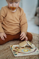 Drewniana tablica edukacyjna zatrzaski i zamki Safari Small Foot 12460