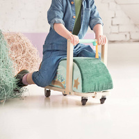 Drewniany jeździk 2 w 1 z miękkim siedziskiem i torebką Smok Joe 12 m+ 83466 LILLIPUTIENS 