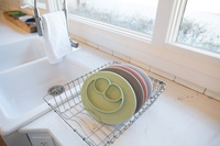 EZPZ Silikonowy talerzyk z podkładką mały 2w1 Mini Mat pastelowa szarość EUMMP003- EZPZ, naczynia dla dzieci