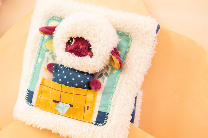 Książeczka aktywizująca z miniprzytulanką Dobranoc Owieczka Yvon Lilliputiens 83536