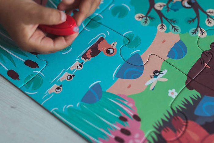 Świecące puzzle z mini-lampką UV Las 24 elementy 3+ Janod J02653