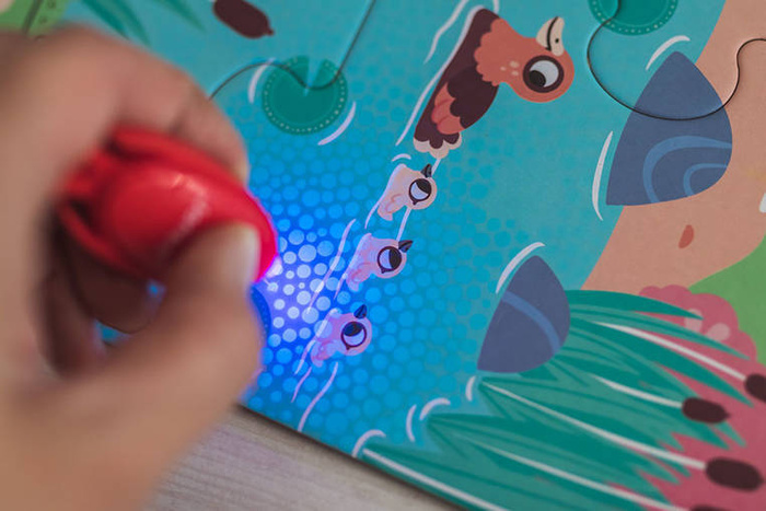 Świecące puzzle z mini-lampką UV Las 24 elementy 3+ Janod J02653