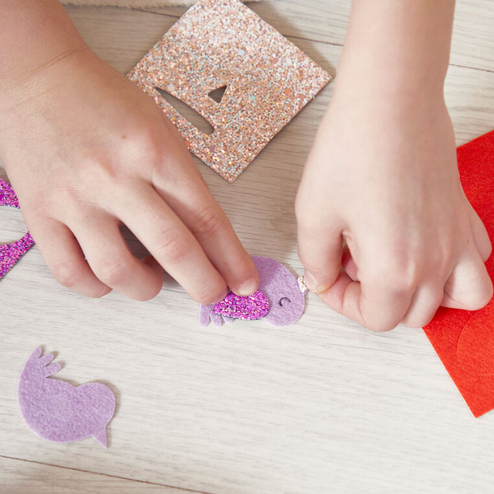 Zestaw kreatywny do tworzenia biżuterii Brokatowe spinki do włosów Ogród Janod J09179