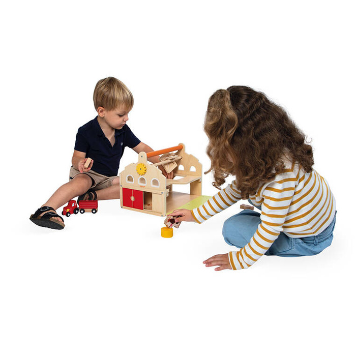 Drewniana farma z otwieranym dachem i figurkami Janod J03318 zabawki edukacyjne