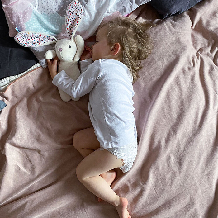 Szumiący śpioszek Felcia Whisbear 45555 przytulanka dla dzieci