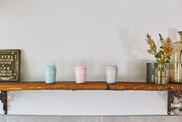 Szary kubek z dziubkiem i silikonową pokrywką Little Chums Kot 1310061108-Lassig, kubki dla dzieci