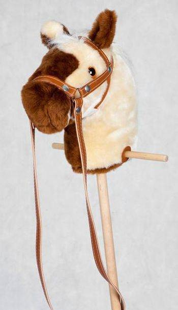 Koń na kiju z kółeczkami Kasztanek w plamy do zabawy w domu i plenerze Hobby Horse Mumbee 53301