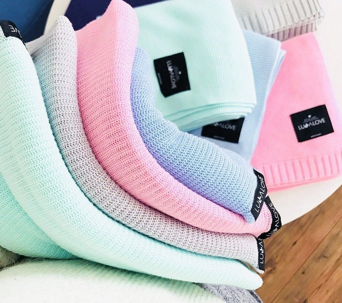 Lekki dzianinowy kocyk Mgiełka błękit LL3165-Lullalove kocyki dla dzieci