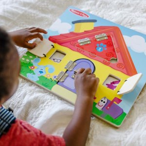 Drewniana tablica aktywności z okienkami Domek Blue’s Clues & You 33042 Melissa & Doug