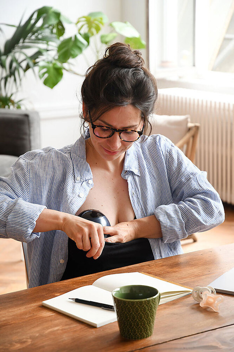 Laktator elektryczny bezprzewodowy muszlowy Hands-Free 180 ml Night Blue Beaba 911735