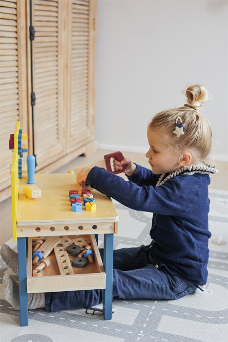Wielofunkcyjny drewniany stół warsztatowy z imadłem i schowkiem Workshop Small Foot 12558 narzędzia dla dzieci